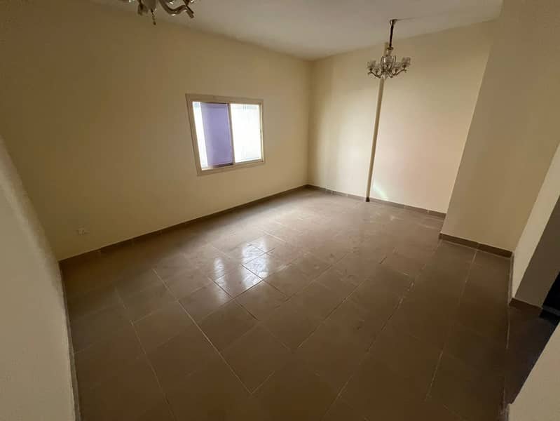 Here’s the English translation of your 120-character ad: **3BR + living room apartment in Al Naeemiyah, Ajman, 3 baths, bright kitchen, central AC, 4