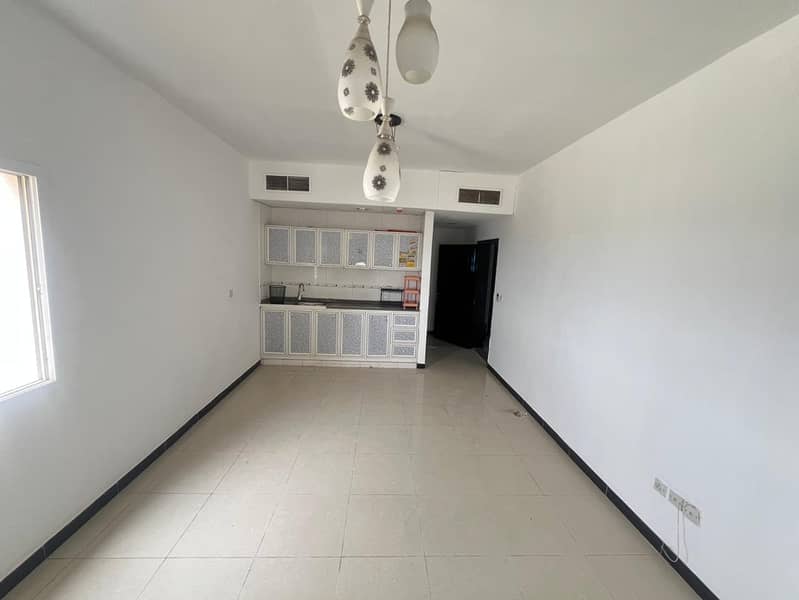 Studio for annual rent – Al Rashidiya 2, Ajman – Prime second studio – Central air conditioning – Comprehensive maintenance included – Stunning view