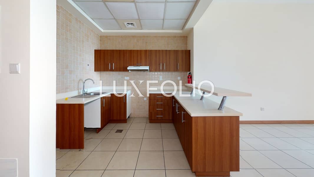 Pristine Condition · High Floor · Marina View — image 4