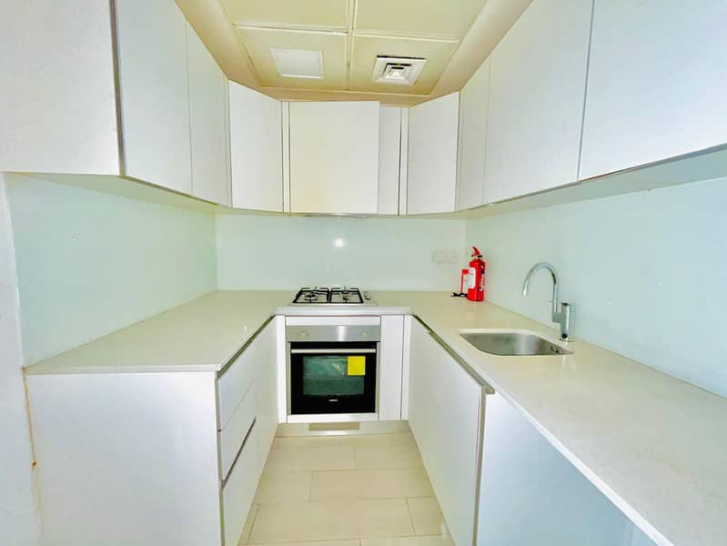 one bedroom appartment for rent 60k with 4 cheques (negotiable) with covered parking