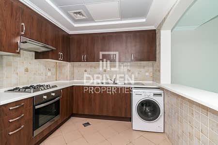 Modern Design Unit with Spacious Balcony Modern Design Unit with Spacious Balcony