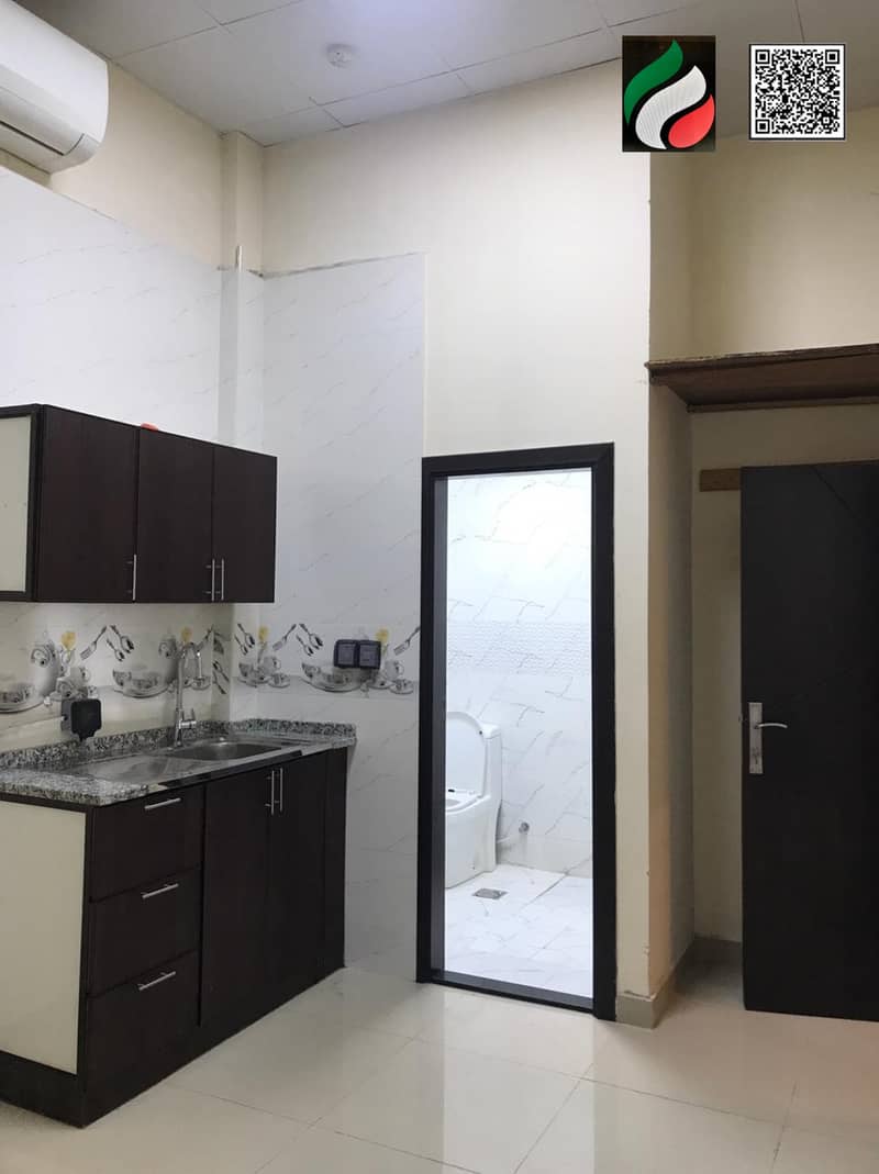 Studio apartment in Al-Ulya, small area. Ultra-super-luxurious finishing. Electricity, water, and sewage included. All services outside the building.