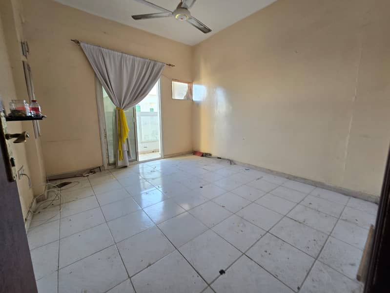 Lowest prices - Two bathrooms - Two balconies - Annual family rent - Air conditioning is the tenant's responsibility - Free maintenance