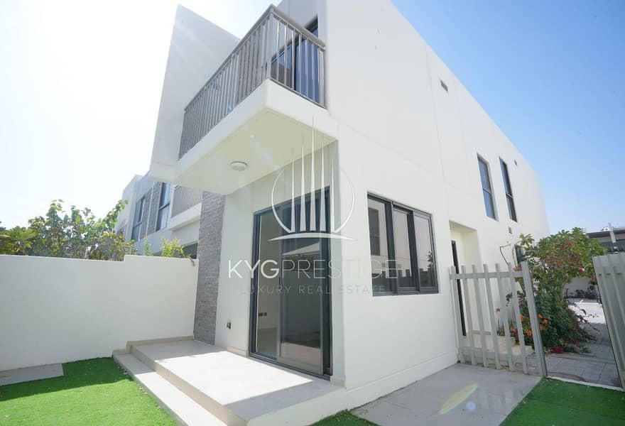 Spacious Corner Unit | Vacant | Closed Kitchen Spacious Corner Unit | Vacant | Closed Kitchen