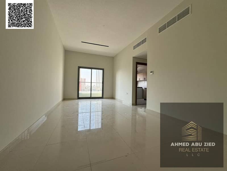 Luxury **apartment with 2 bedrooms**, very spacious living room, equipped kitchen, 2 bathrooms. Close to services and transport, full maintenance by o