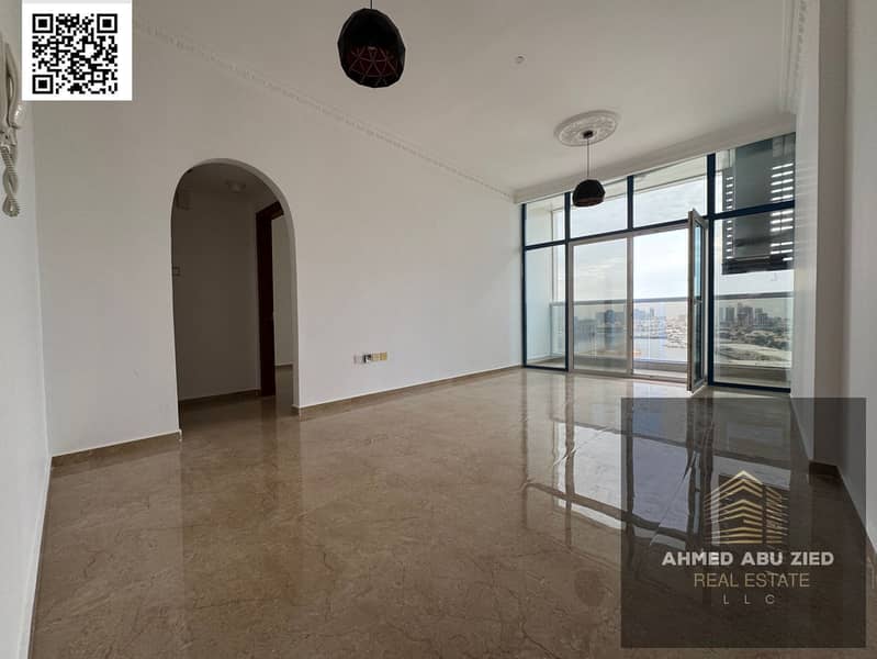 Luxury **apartment with a master bedroom**, spacious living room, equipped kitchen, and 2 bathrooms. Close to all services, with full maintenance by t