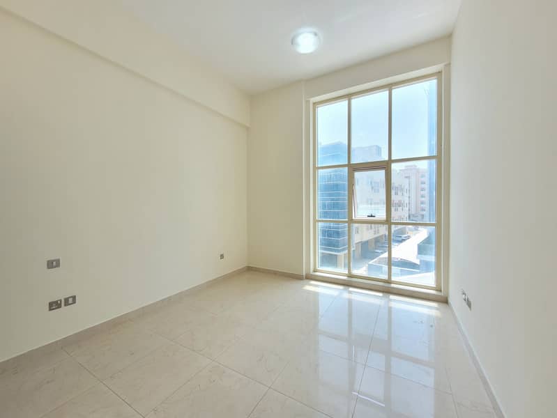 SPECIOUS 1 BEDROOM 2 BATHROOM BIG SIZE NEAR TO EXIT READY TO MOVE.