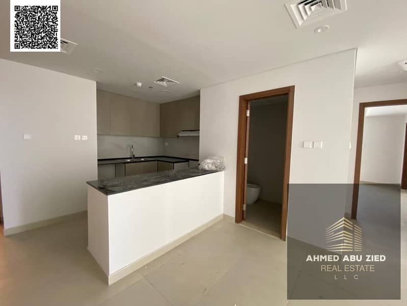 Luxury **apartment with 2 master bedrooms**, very spacious living room, equipped kitchen, and **3 bathrooms**. Close to all services, with **full main