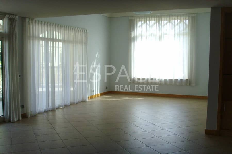 Vacant - Spacoius Living Area - Unfurnished