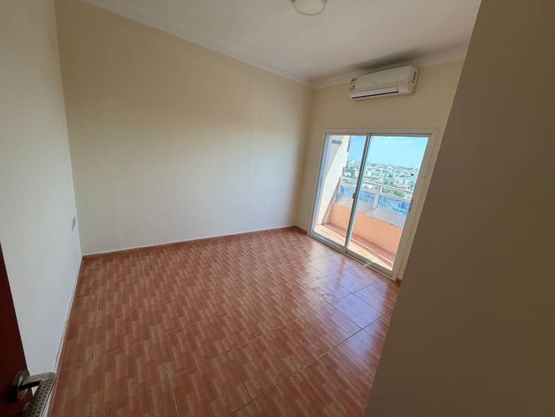 One bedroom and living room, 2 bathrooms, with a balcony and open view. Suitable for families. Free maintenance. Excellent location.