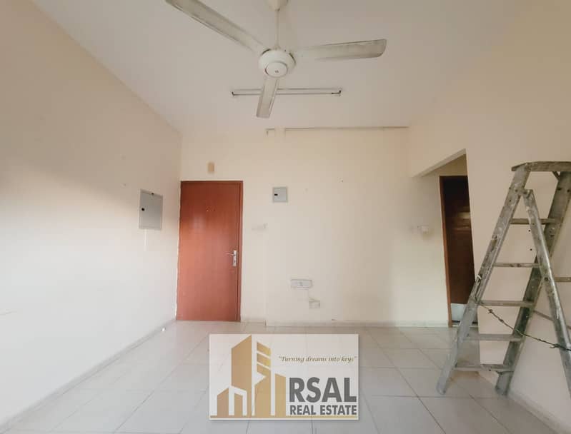 Specious 1BHK With Balcony/Family Building/No Deposit/Near Gaxlay Super Market