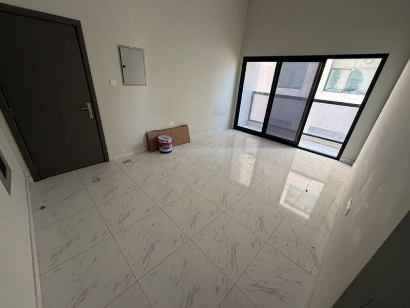 One-bedroom apartment in Al Jurf, 3 master bedrooms, 2 bathrooms, a spacious balcony, and central air conditioning, priced at 33,000.