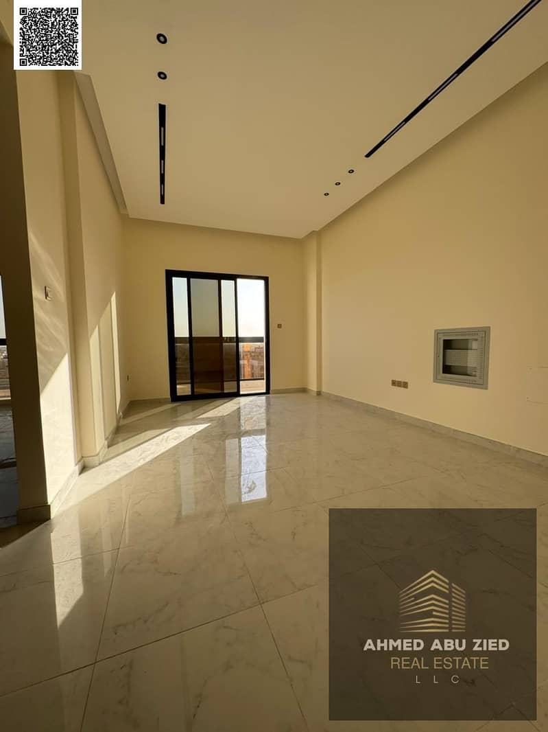 Luxury first-occupancy apartment with 2 master bedrooms, spacious living room, equipped kitchen, 3 bathrooms, full maintenance by owner throughout the