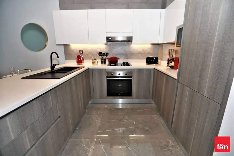 Vacant | Pool View | Higher Floor | Fitted Kitchen - Image 1