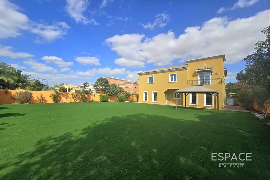 Single Row | 10k Plot | Upgraded Kitchen Single Row | 10k Plot | Upgraded Kitchen