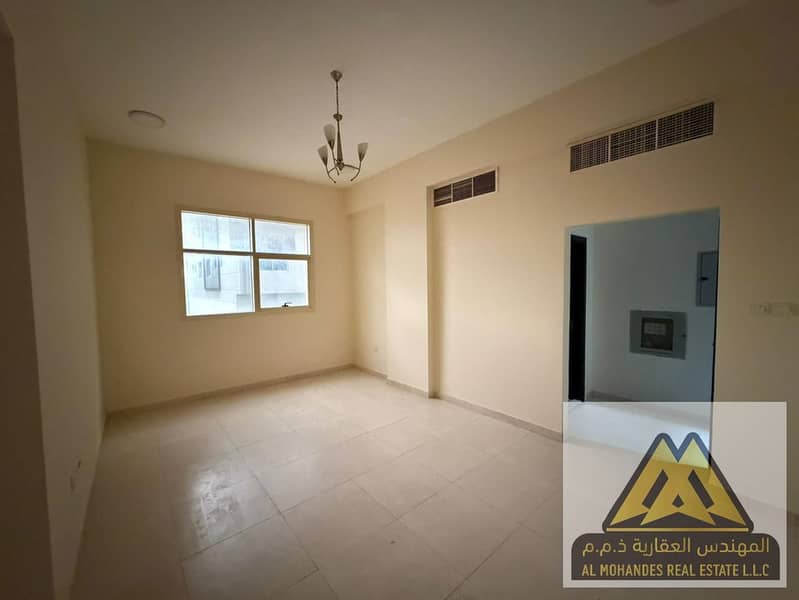 At an excellent price, suitable for everyone, with free maintenance from the owner. Excellent location, family building.