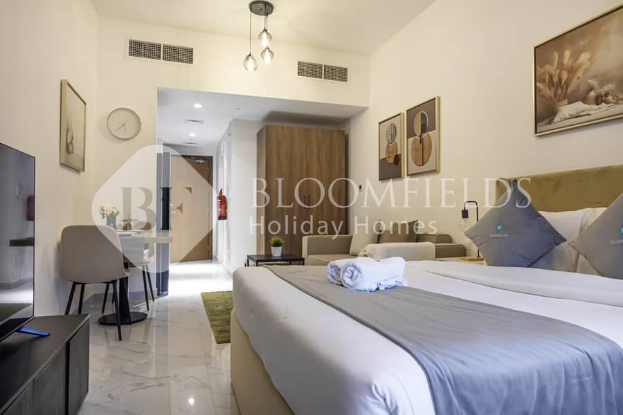 5 Bed - Livingroom 4. jpg