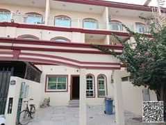 تاون هاوس واسع بثلاث غرف نوم وصالة للإيجار | أب تاون عجمان