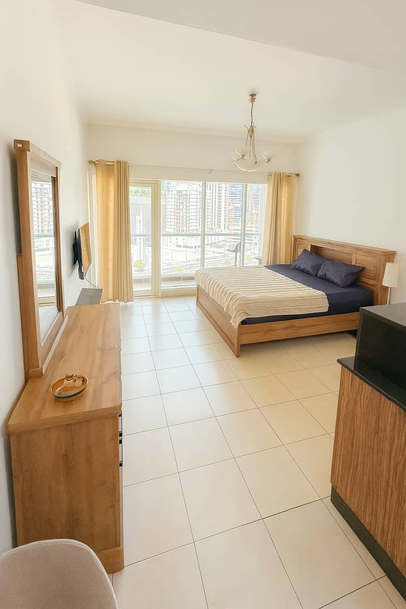 2 Dormitorio moderno con vista urbana. png