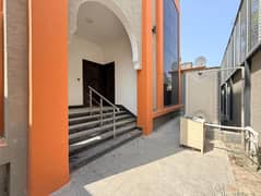 فيلا فاخرة اول ساكن مكونة من طابقين سبع غرف بمساحات واسعة عدد 2 مجلس كبير خزائن حائط ملحق خلفي حديقة كبيرة تشطيب سوبر لوكس موقع متميز جدا