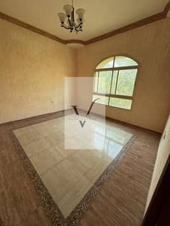 فرصة مميزة للإيجار السنوي لفيلا واسعة في منطقة الجرف بإمارة عجمان، تتميز بموقع استراتيجي مباشر على شارع رئيسي في منطقة حيوية، مما يجعلها مناسبة للسكن