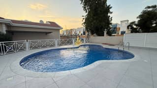 طابق واحد – فيلا غرفتين نوم – ساحة خاصة واسعة – مسبح مشترك – حديقة – مطبخ مغلق – بعيد عن مسار الطيران – موقع مميز