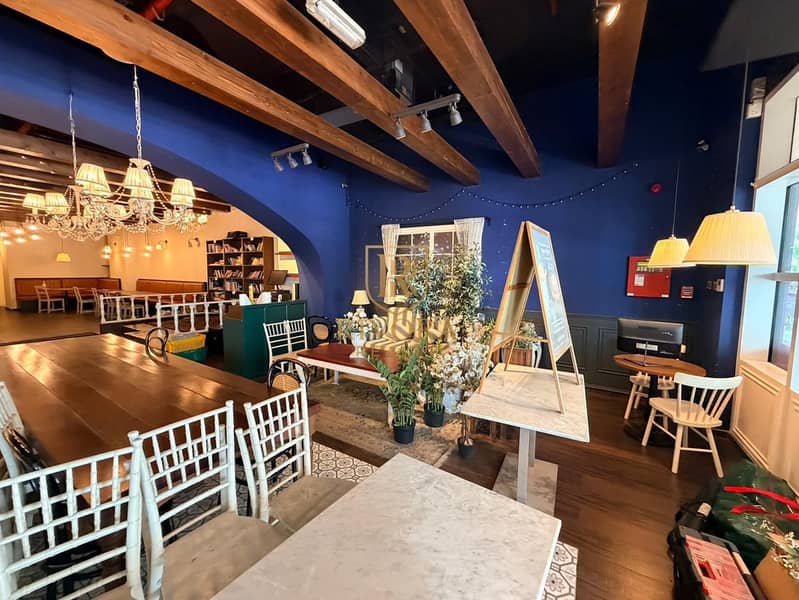 FITTED SHOP FOR CAFE AND RESTAURANT IN A PRIME LOCATION - More