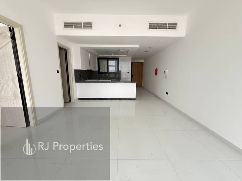 BRAND NEW LUXURY AND VERY SPACIOUS 1BHK WITH BALCONY WARDROBE GYM POLL AND PARKING FREE CLOSE TO SHARJAH MOSQUE