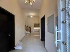 فيلا واسعة في موقع مميز على الطريق الرئيسي، مثالية للعائلات الكبيرة، توفر مساحات مريحة وتصميم عملي