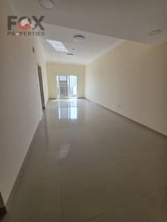 غرفة وصالة أول ساكن للإيجار في الجرف 3 | خزائن حائط، بلكونة باطلالة مفتوحة | موقع مميز قريب من السوق الصيني سهل الخروج لدبي والشارقة