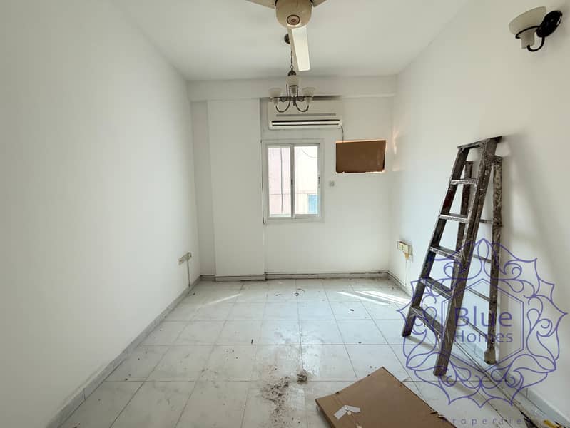 Cheap Price !! 1 BHK / Close Kitchen Near To Burjman Metro