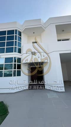 حلم بمنزل يجمع بين أناقة التجديد الكامل ورفاهية المساحات الواسعة؟ فيلا استثنائية في قلب الشارقة