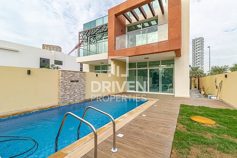 Impressive Unit with Pool and Park Views