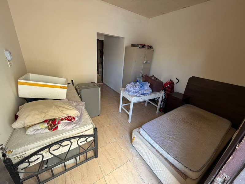 Studio apartment with separate kitchen, prime location, excellent space, easy access to Dubai and Sharjah, close to all services.