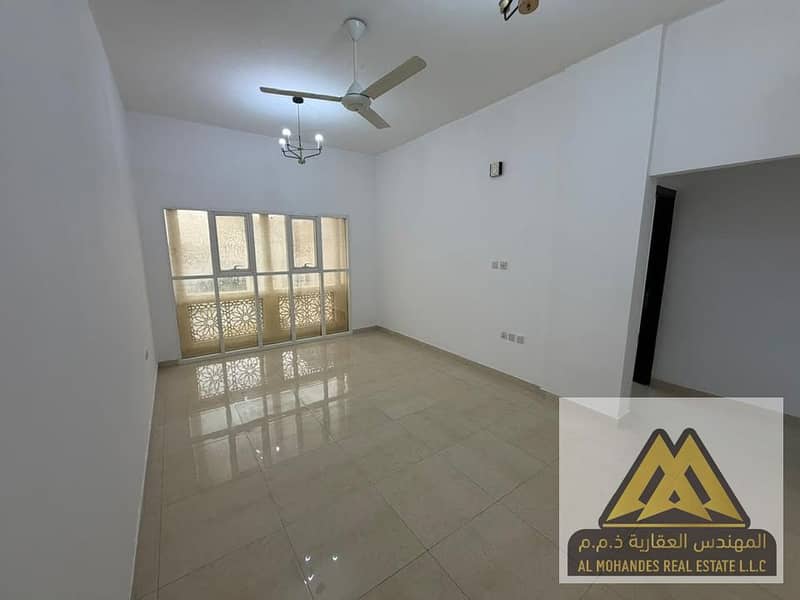 At an excellent price, suitable for everyone, with free maintenance from the owner. Excellent location, family building.