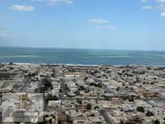 شقة فاخرة جداً للبيع في المجاز 3 بإطلالة بانورامية خلابة على بحر الخان – 3 غرف ماستر + غرفة خادمة – مساحات واسعة 290 م² – بلكونات متعددة – موقع استرات