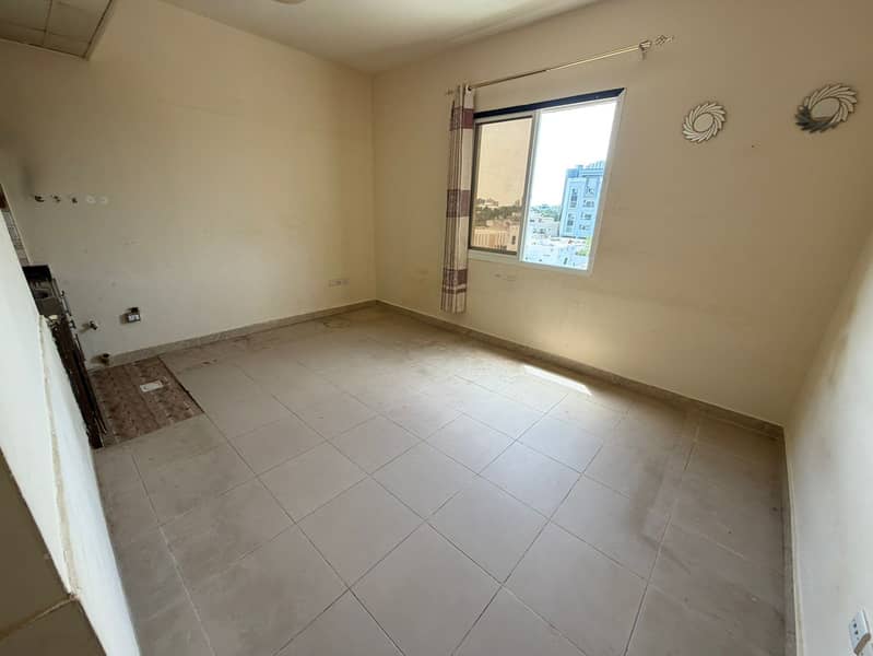 Semi-detached kitchen studio apartment - Annual rent - Central air conditioning - Free maintenance - Building on a main road