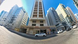 شقة سكنية (استوديو) للإيجار السنوي في موقع مميز في البرشاء 1، مناسبة لشخص واحد أو عائلة صغيرة، بعقد إيجار رسمي وبدون عمولة.