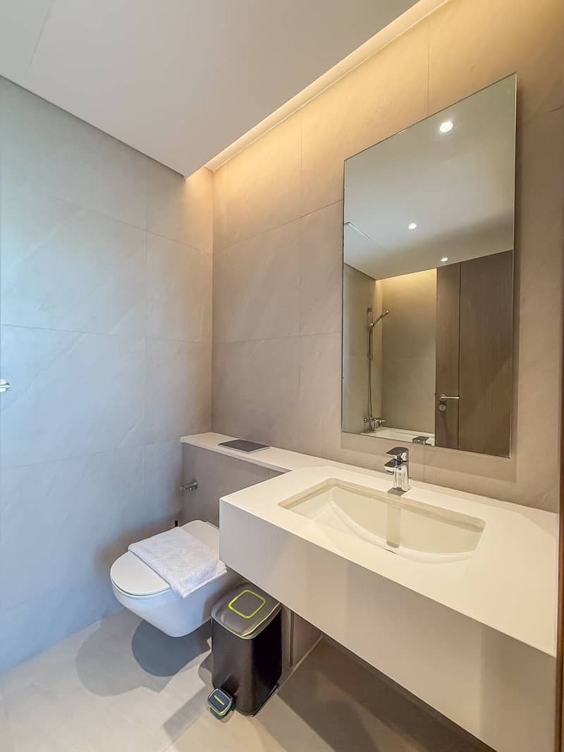 30 main bathroom . jpg