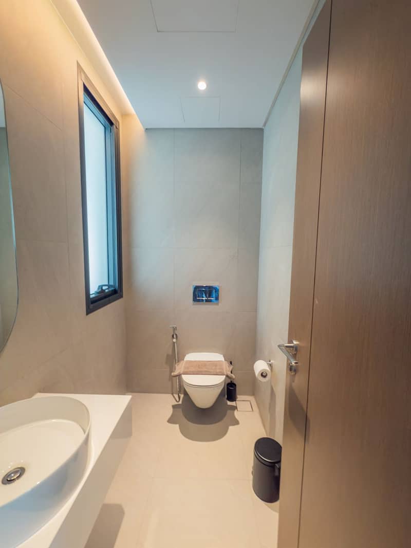 33 washroom 1. jpg