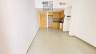 تصميم رائع | جديد كلياً | شرفة واسعة | إطلالة على الحديقة