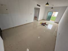 شقة غرفة وصالة للإيجار السنوي في النعيمية بعجمان، موقعها مميز جداً قريب من فندق العين وعلى مخرج الشارقة، ما يوفر سهولة الوصول إلى الطرق الرئيسية. الشق