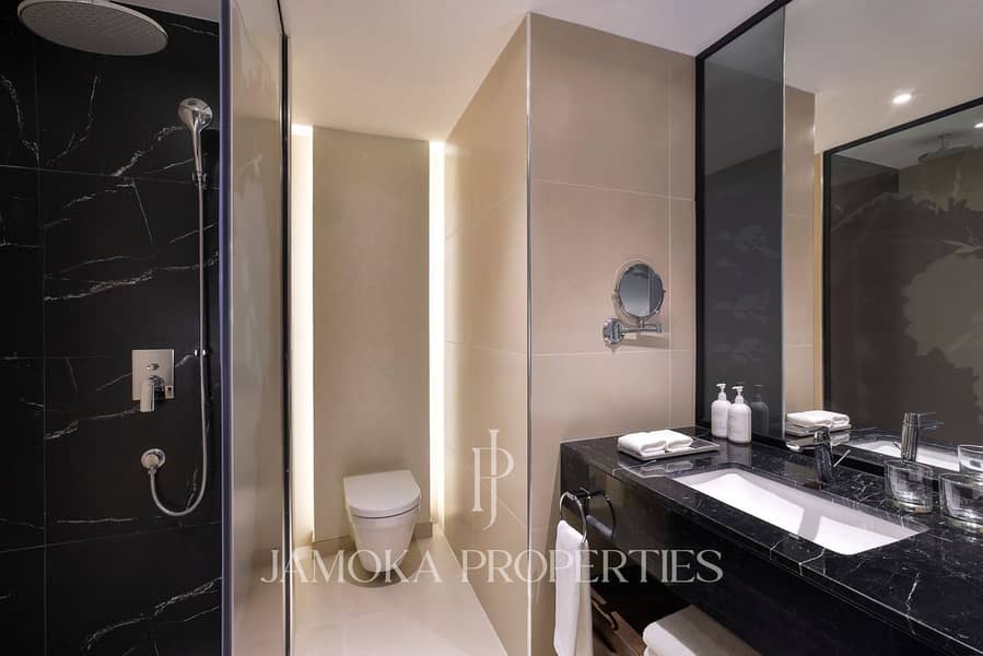 6 ak-dxbjk-club-king-bathroom--27481_Classic-Hor. jpg