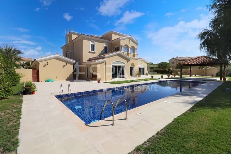 Large Landscaped Garden - Private Pool