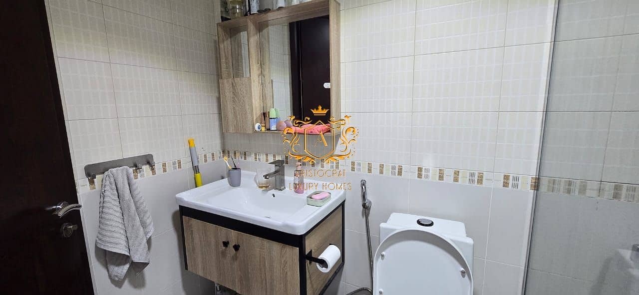 21 Bathroom 02. jpeg