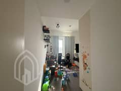 شقة من 3 غرف نوم | مزايا 13 ليوان | شرفة | الخادمات وغرف الدراسة