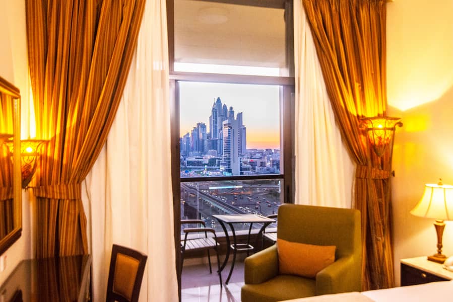 16 MERCURE DUBAI Bedroom 012 with view. . jpg