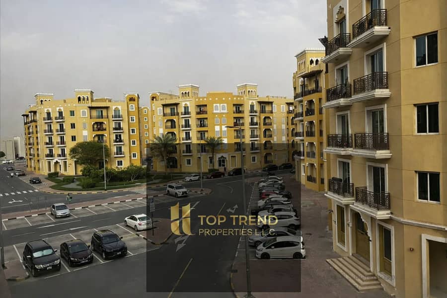 7 Mediterranean-style apartments with palm tree. png
