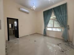 اكبر مساحة فيلا في الشارقة تتكون من - طابقين - 2 صالة - غرفة خادمة ماستر - موقع مميز