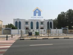 فيلا 4 غرف للإيجار في العزرا مع حديقة واسعة ومواقف سيارات وتصميم عائلي مميز قريبة من الخدمات والمدارس ومناسبة للسكن العائلي المريح